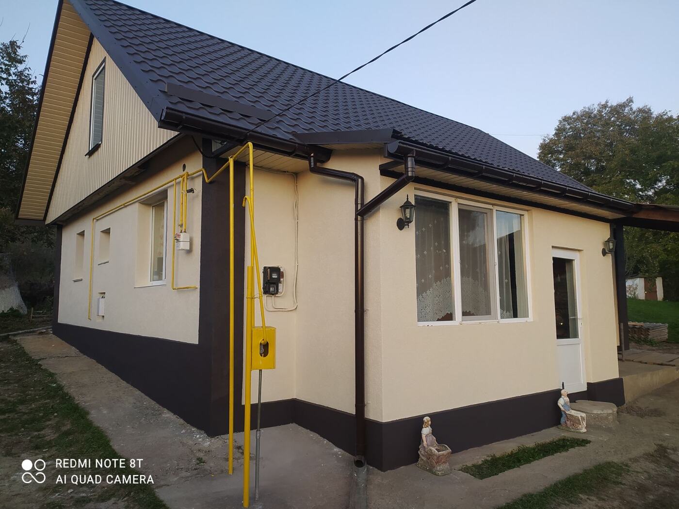 Будинок з коричневою покрівлею