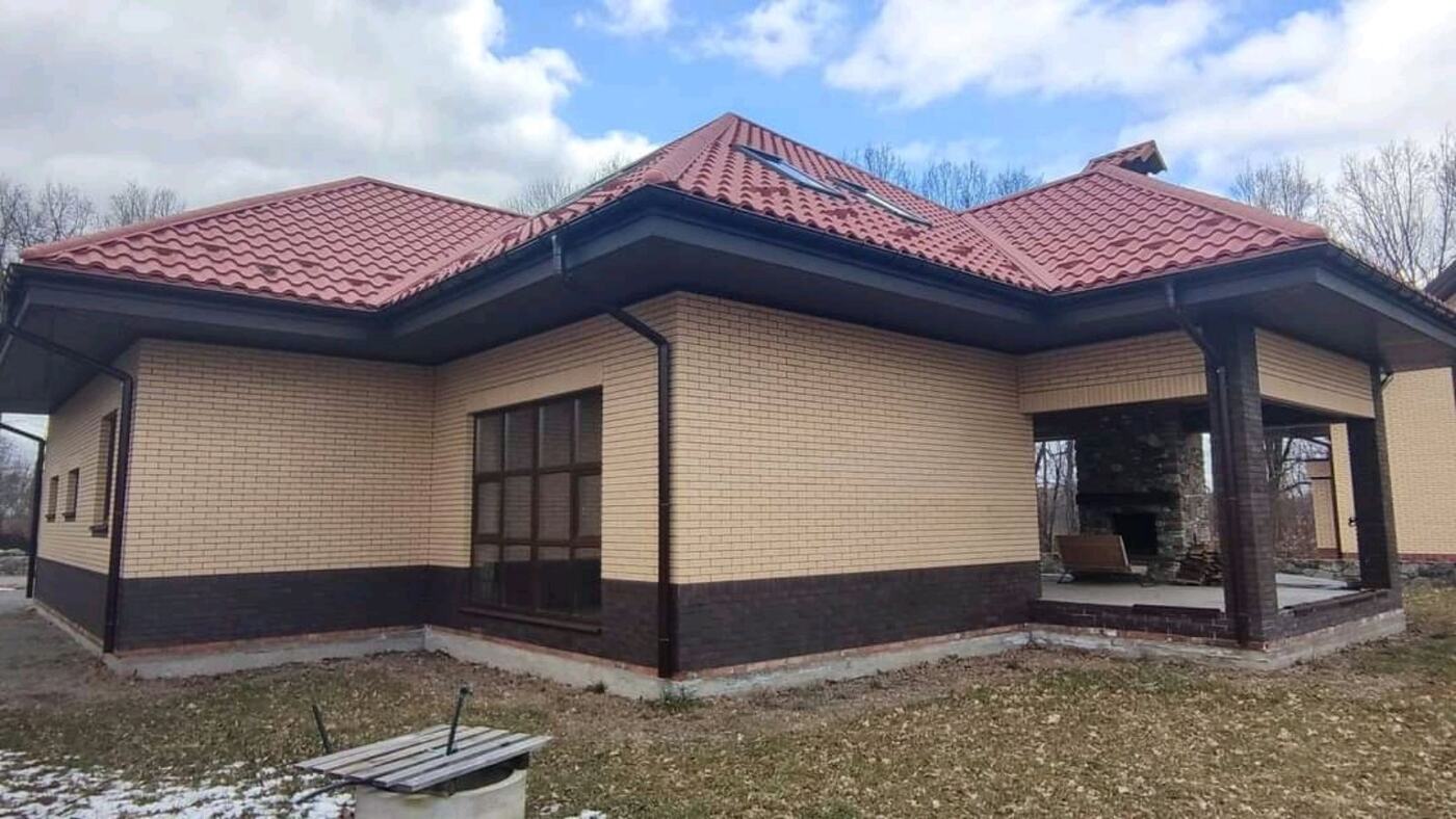 Червоний чотирисхилий дах
